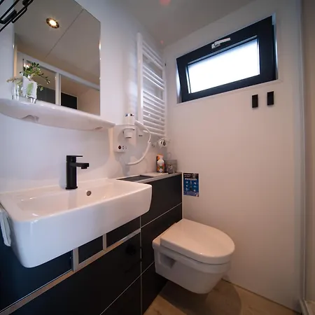 Houseboat Marina Mookerplas Met Xl Hottub | 4 - 6 Personen Дом отдыха Middelaar