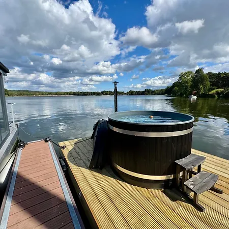 Houseboat Marina Mookerplas Met Xl Hottub | 4 - 6 Personen