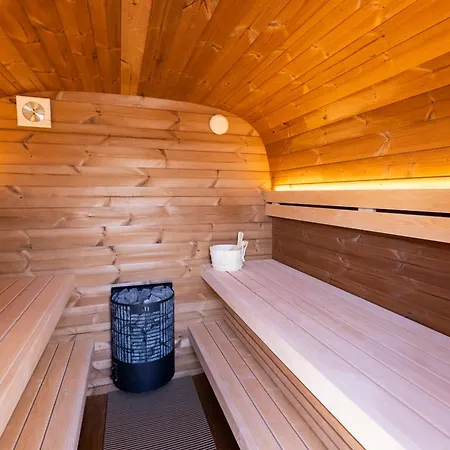 Dom wakacyjny Houseboat Marina Mookerplas Met Xl Hottub | 4 - 6 Personen Middelaar