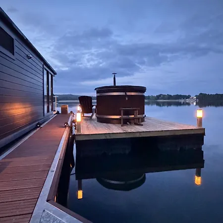 Houseboat Marina Mookerplas Met Xl Hottub | 4 - 6 Personen Middelaar